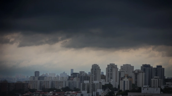 São Paulo segue com previsão de chuva após temporal provocar alagamentos e morte na capital