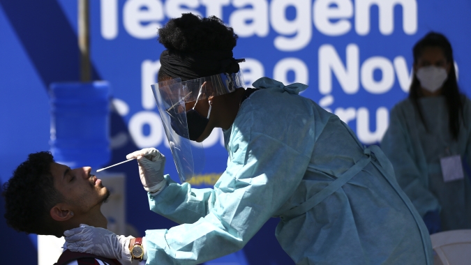 Brasil registra 2.073 novos casos de covid-19 em 24 horas