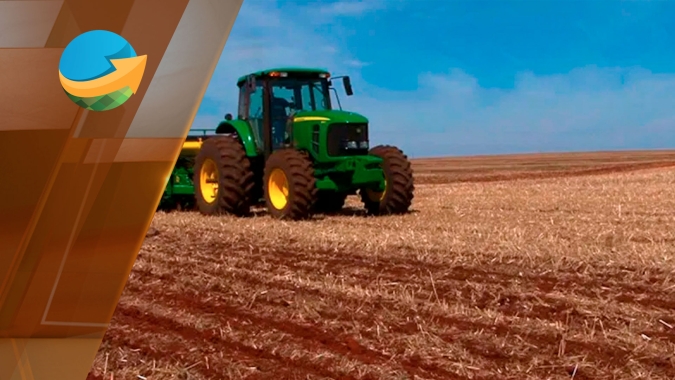 Há cinco meses sem receber chuvas, produtores de Araguari (MG) começam aplicação de calcário e gesso no solo para poder plantar soja
