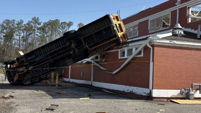 EUA registram 85 tornados em três dias; pior teve vento de 306 km/h