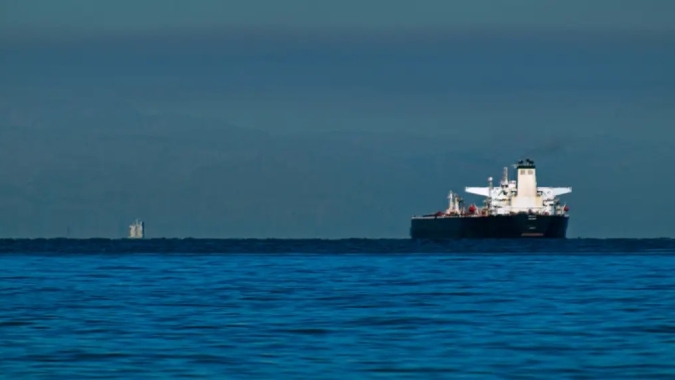 Tráfego de petroleiros por Ormuz fica praticamente parado enquanto ataques colocam à prova trégua no Irã