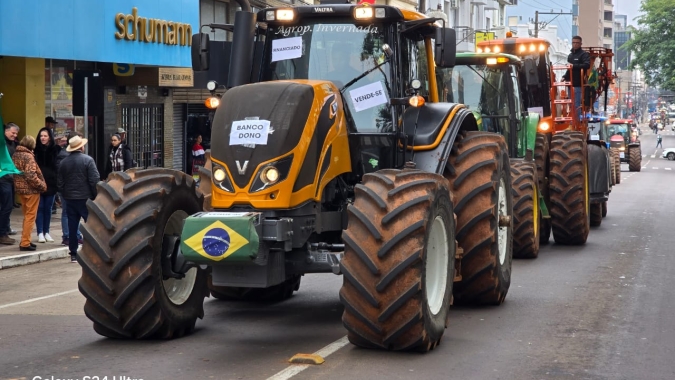 Produtores gaúchos levam mais de 500 tratores a Passo Fundo/RS ainda pleiteando socorro ao agro