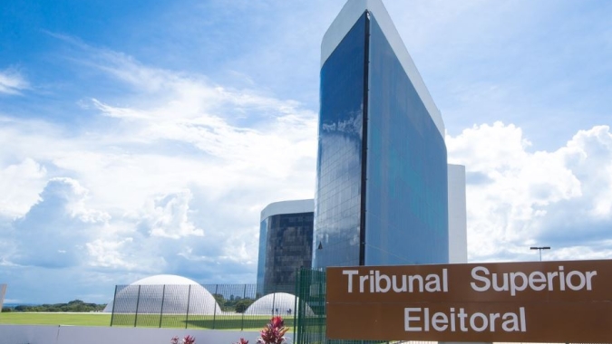 Ministro Floriano Marques dá 2º voto para tornar Bolsonaro inelegível em julgamento no TSE: 2 a 1