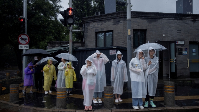 Tufão Khanun atinge sul do Japão e Coreia do Sul, enquanto outra tempestade se aproxima