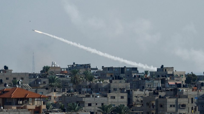 Israel bombardeia Gaza com ataques aéreos mais ferozes já realizados e diz que fronteira está segura