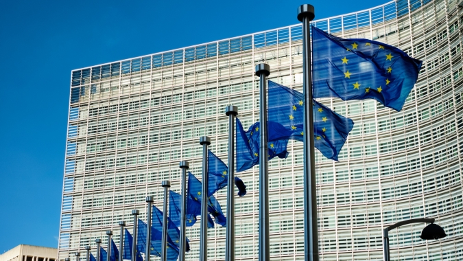 Governos da UE aprovam legislação sobre acordo comercial com os EUA