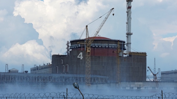 Ucranianos dizem que usina nuclear foi novamente cortada da rede após bombardeio russo