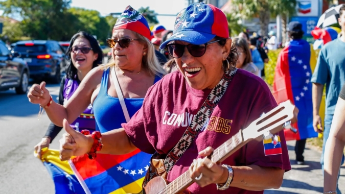 Bloomberg: Venezuelanos nos EUA comemoram a saída de Maduro