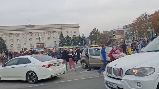 Tropas ucranianas são recebidas com animação em Kherson após retirada da Rússia