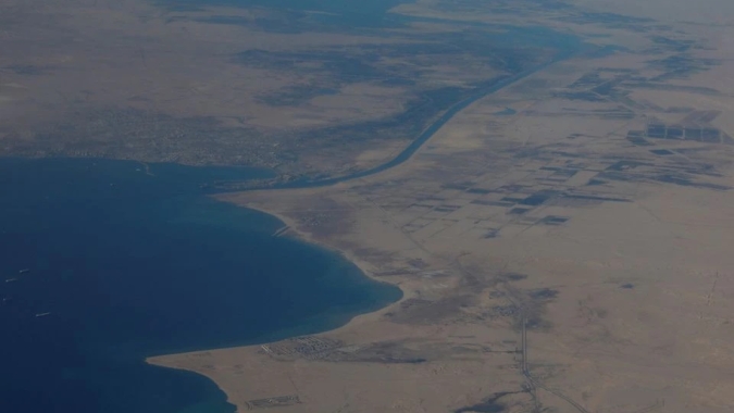 Petroleiro volta a flutuar após encalhar e causar avaria no Canal de Suez, no Egito