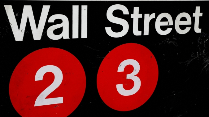 Wall St cai mais de 1% enquanto rendimentos de Treasuries sobem e investidores avaliam balanços