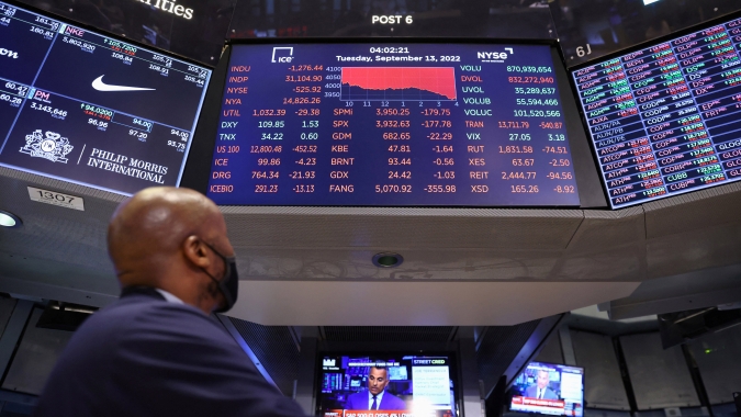 Wall Street cai após Oracle despencar por previsão fraca