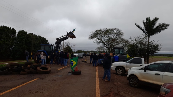 Caminhoneiros e produtores rurais realizam protestos contra o resultado da eleição em Laguna Carapã/MS
