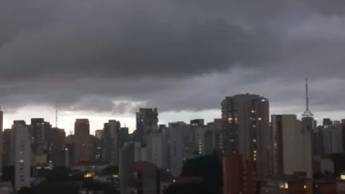 Frente fria mantém chuva em São Paulo e derruba temperaturas no Sudeste