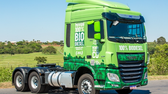 Na JBS, caminhão movido a B100 roda mais de 500 mil km na rota Lins–Santos sem adaptações nem falhas de manutenção