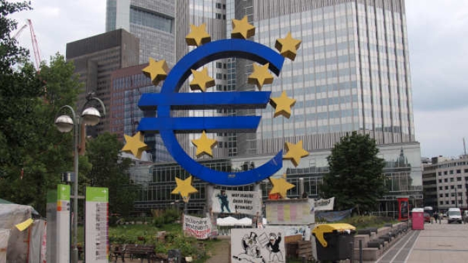 Zona do euro passa a ter superávit comercial anual em julho
