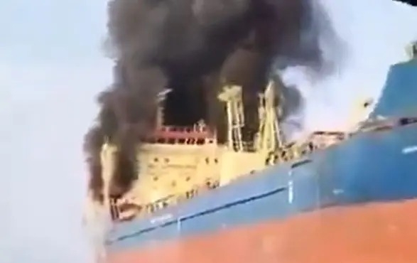 Navio em chamas na costa de Omã