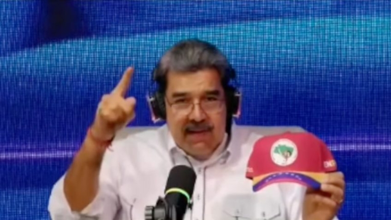 Nicolas Maduro com boné do MST