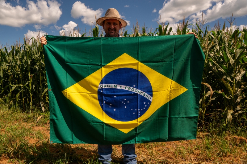 Produtor rural e bandeira do Brasil