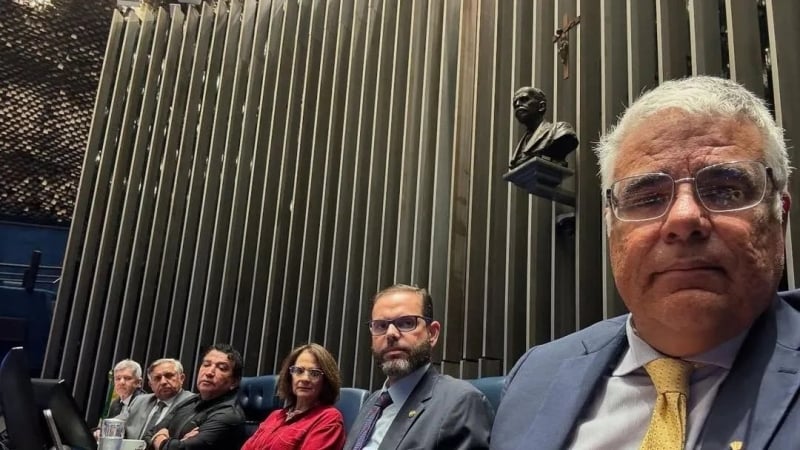 Senadores de oposição no plenário do Senado