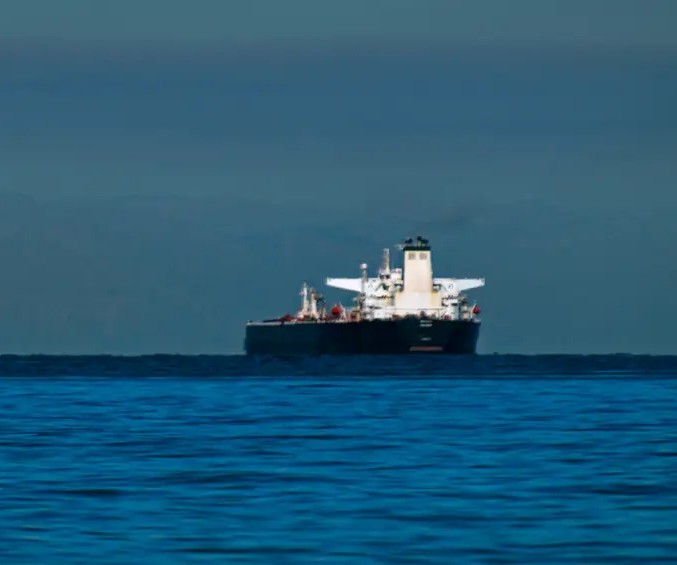Tráfego marítimo no Golfo Pérsico diminui após houthis afirmarem ter atacado petroleiro saudita