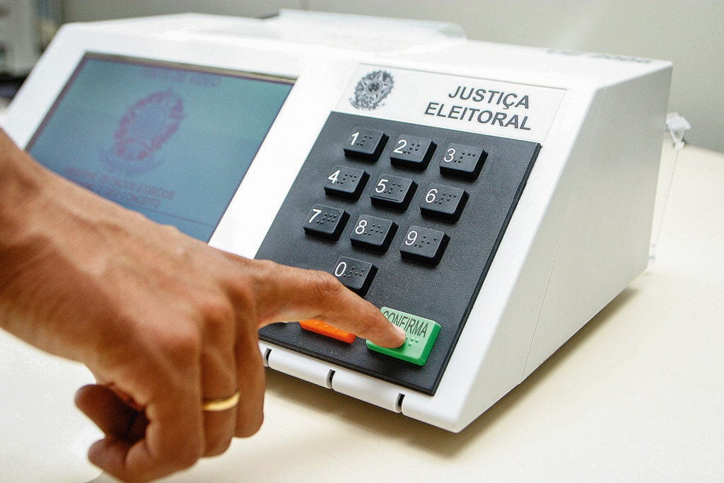 TSE informa que 900 urnas foram substituídas até o meio-dia
